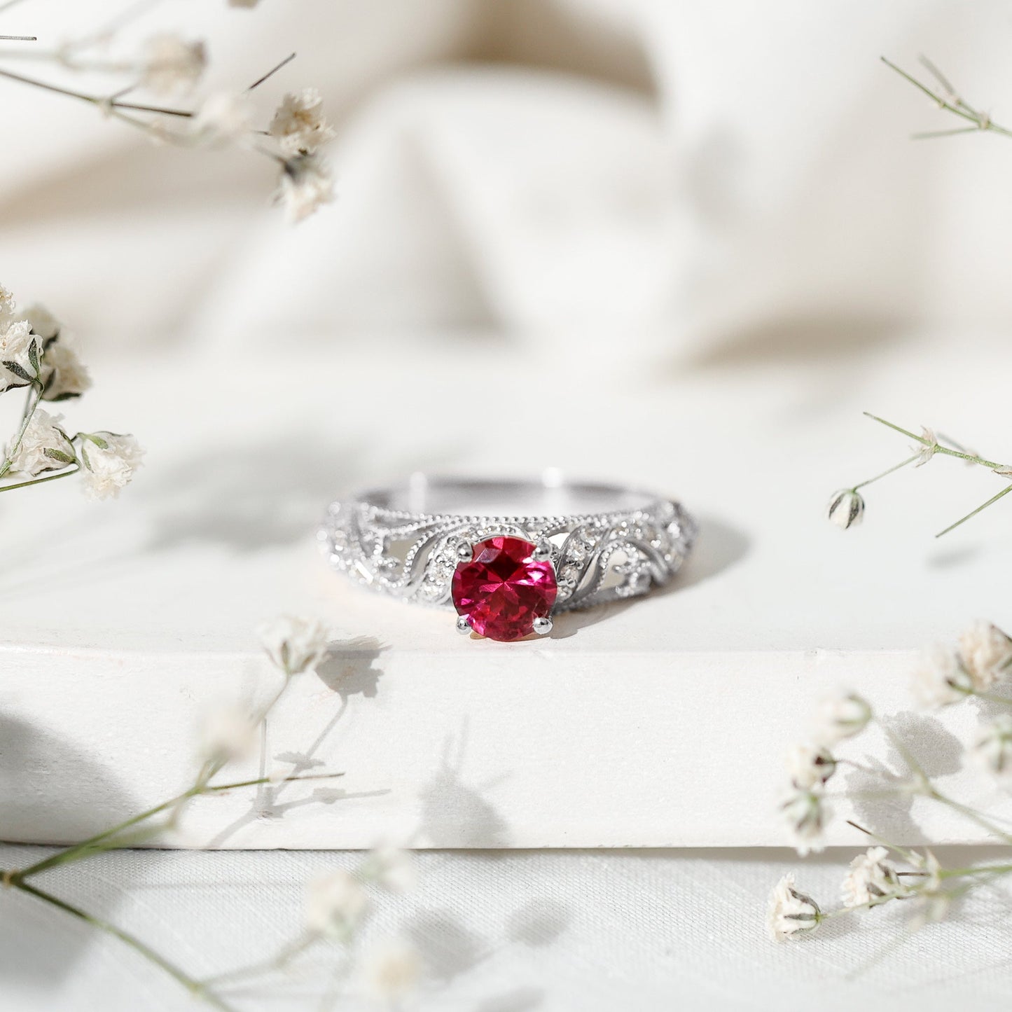 Anillo de compromiso de inspiración vintage con rubí y diamante creados en laboratorio