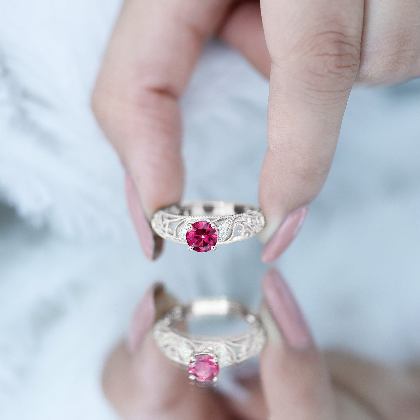 Anillo de compromiso de inspiración vintage con rubí y diamante creados en laboratorio