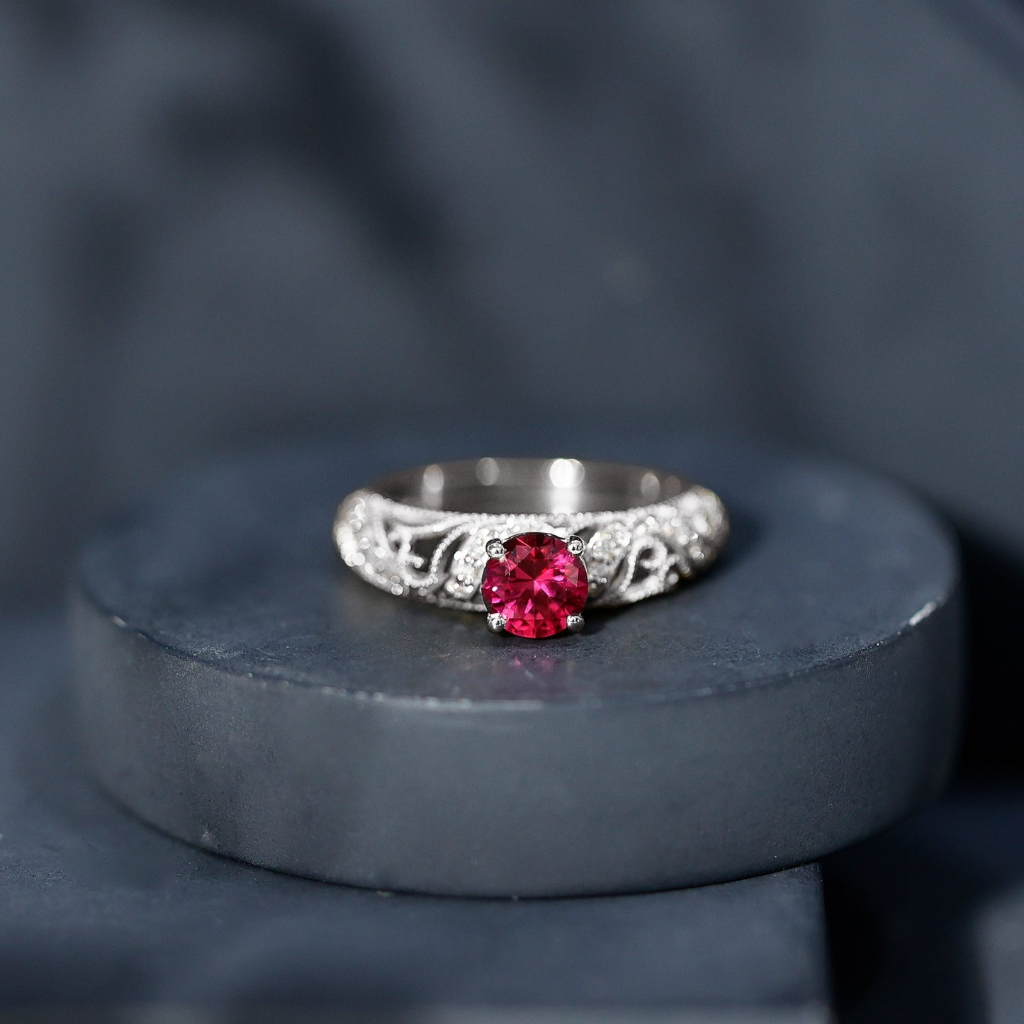 Anillo de compromiso de inspiración vintage con rubí y diamante creados en laboratorio