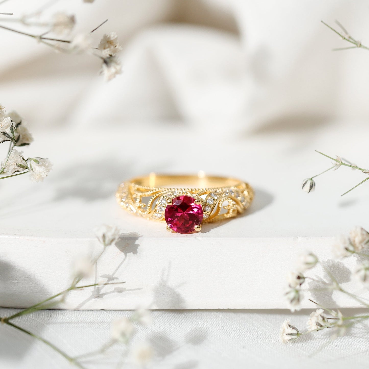 Anillo de compromiso de inspiración vintage con rubí y diamante creados en laboratorio