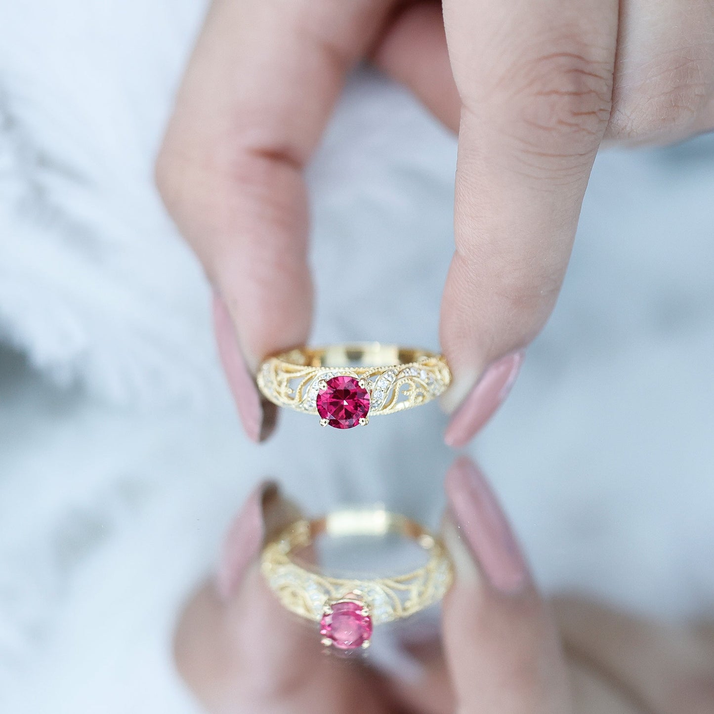 Anillo de compromiso de inspiración vintage con rubí y diamante creados en laboratorio