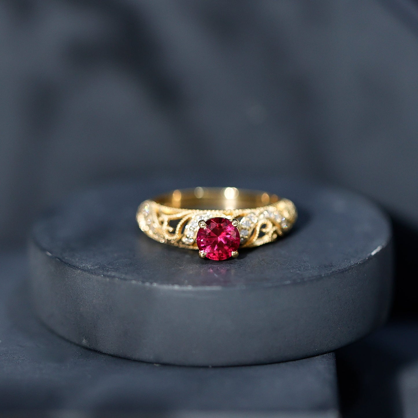 Anillo de compromiso de inspiración vintage con rubí y diamante creados en laboratorio