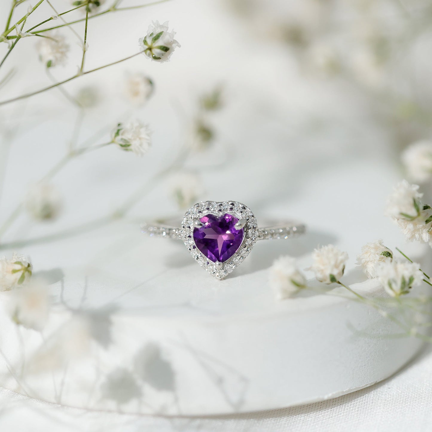 Anillo de compromiso con amatista natural en forma de corazón de 0,9 quilates y halo de diamantes