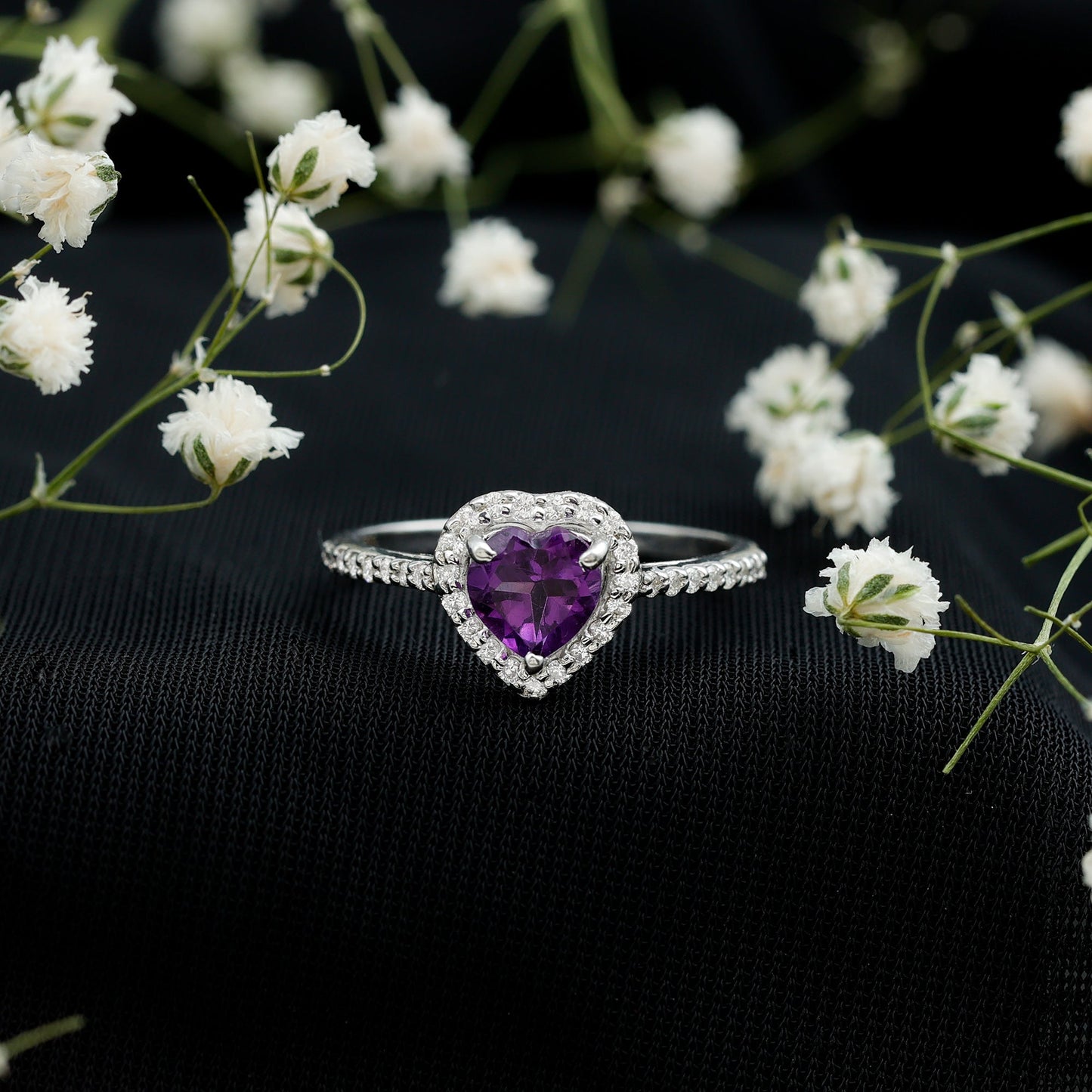 Anillo de compromiso con amatista natural en forma de corazón de 0,9 quilates y halo de diamantes