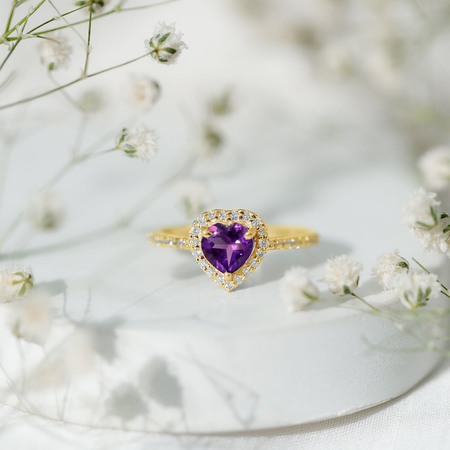 Anillo de compromiso con amatista natural en forma de corazón de 0,9 quilates y halo de diamantes
