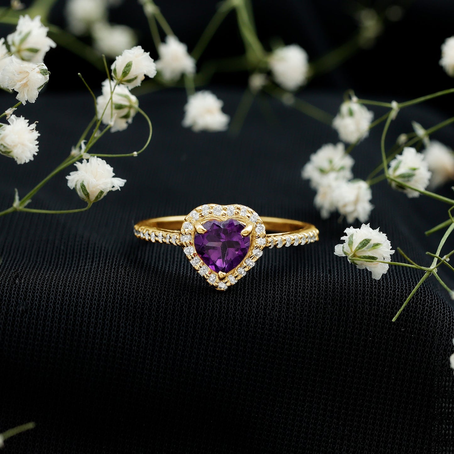 Anillo de compromiso con amatista natural en forma de corazón de 0,9 quilates y halo de diamantes