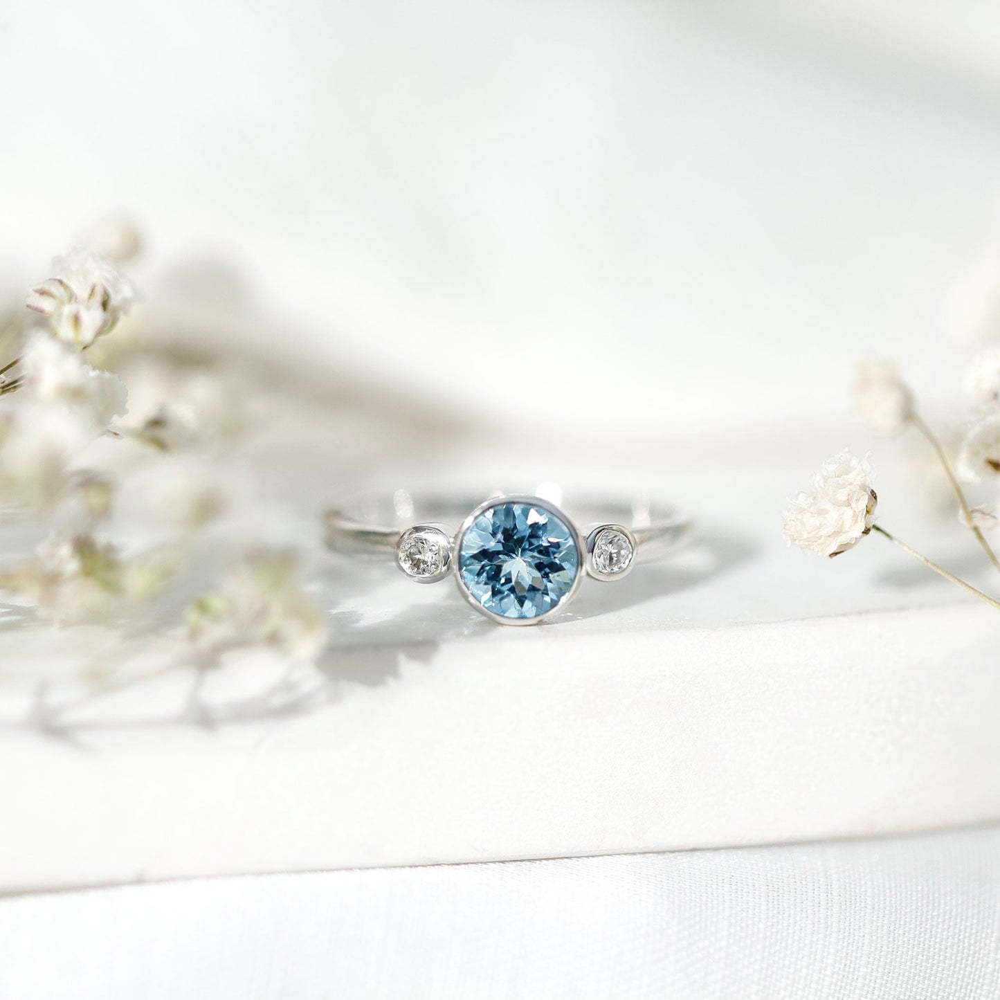 Anillo de compromiso de diamante y aguamarina auténtica con engaste biselado con certificado