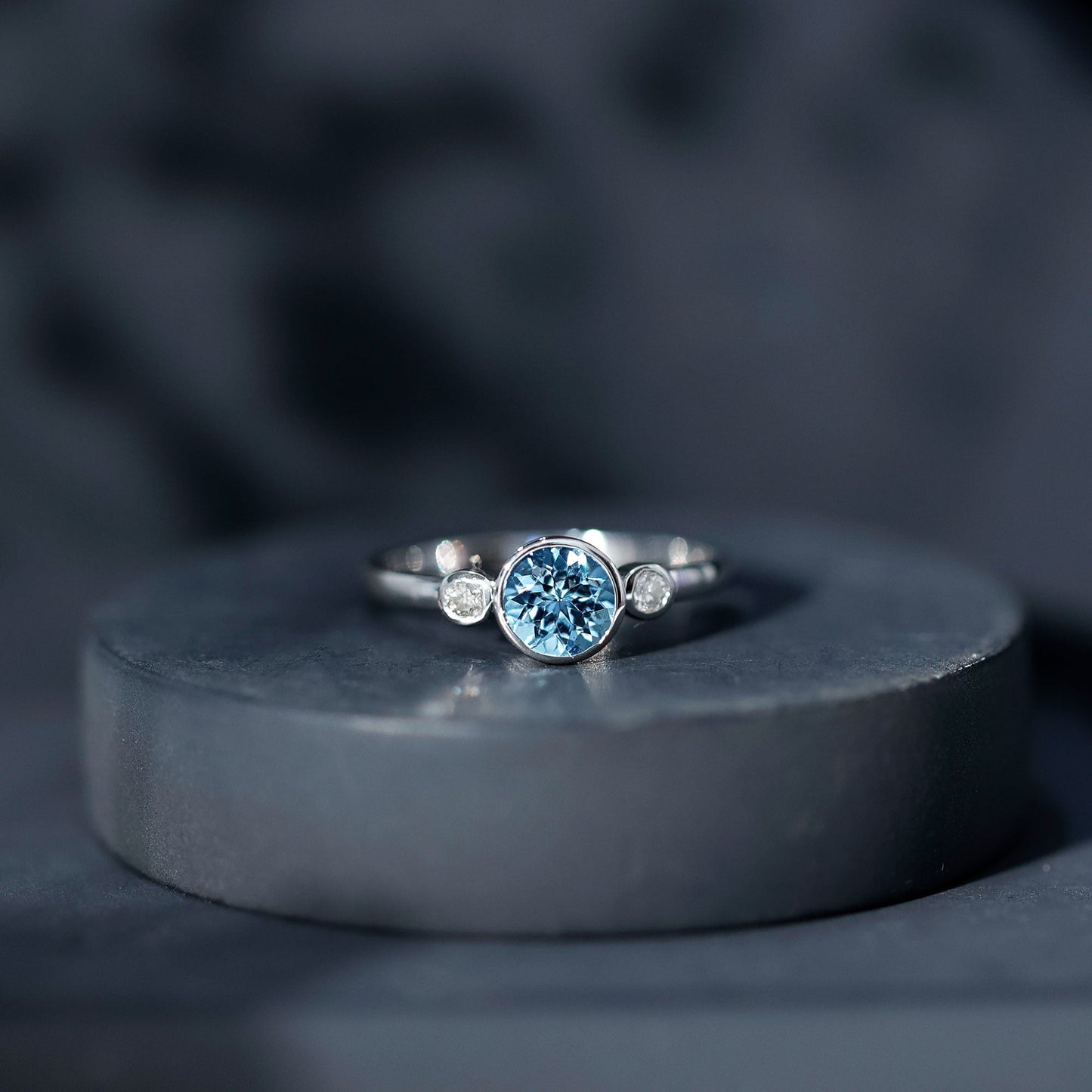 Anillo de compromiso de diamante y aguamarina auténtica con engaste biselado con certificado