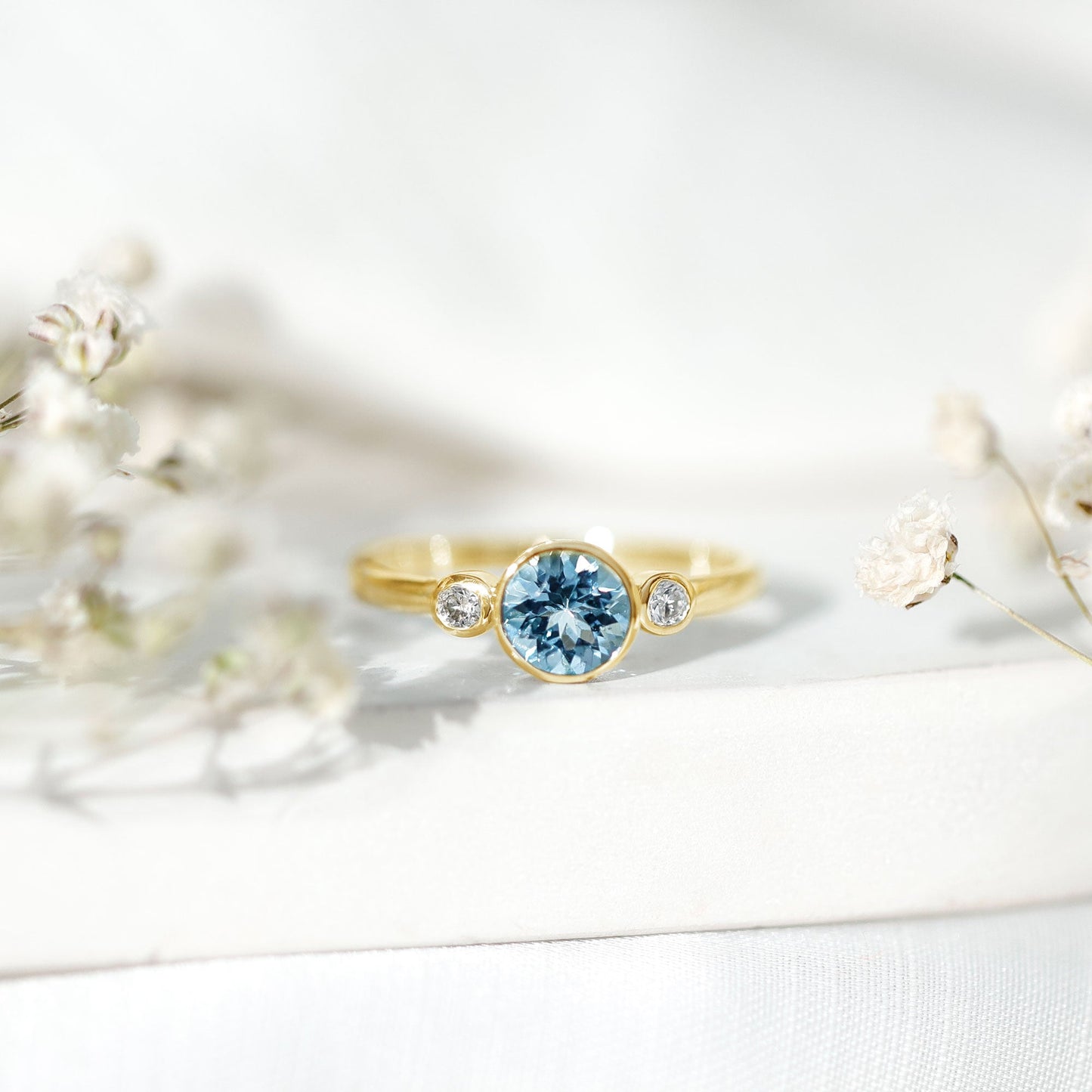 Anillo de compromiso de diamante y aguamarina auténtica con engaste biselado con certificado