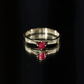 Anillo solitario de rubí redondo cultivado en laboratorio con diamante