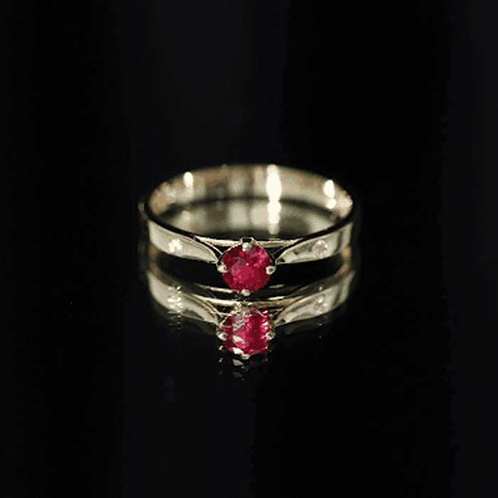 Anillo solitario de rubí redondo cultivado en laboratorio con diamante