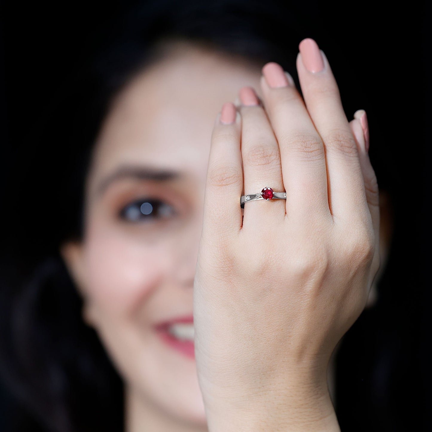 Anillo solitario de rubí redondo cultivado en laboratorio con diamante