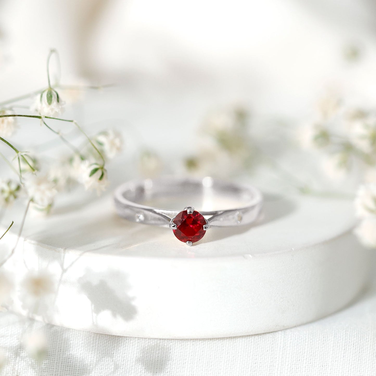 Anillo solitario de rubí redondo cultivado en laboratorio con diamante