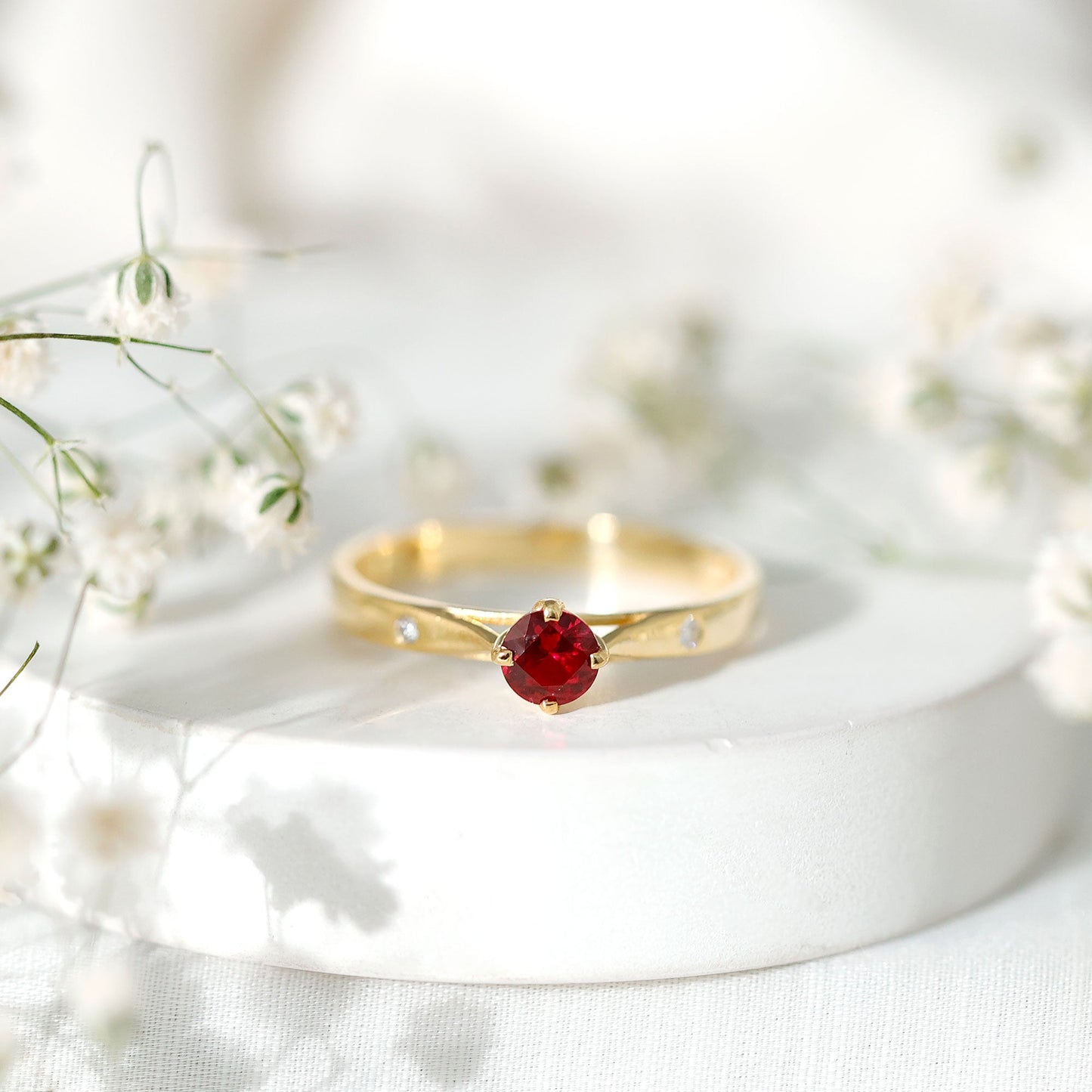 Anillo solitario de rubí redondo cultivado en laboratorio con diamante