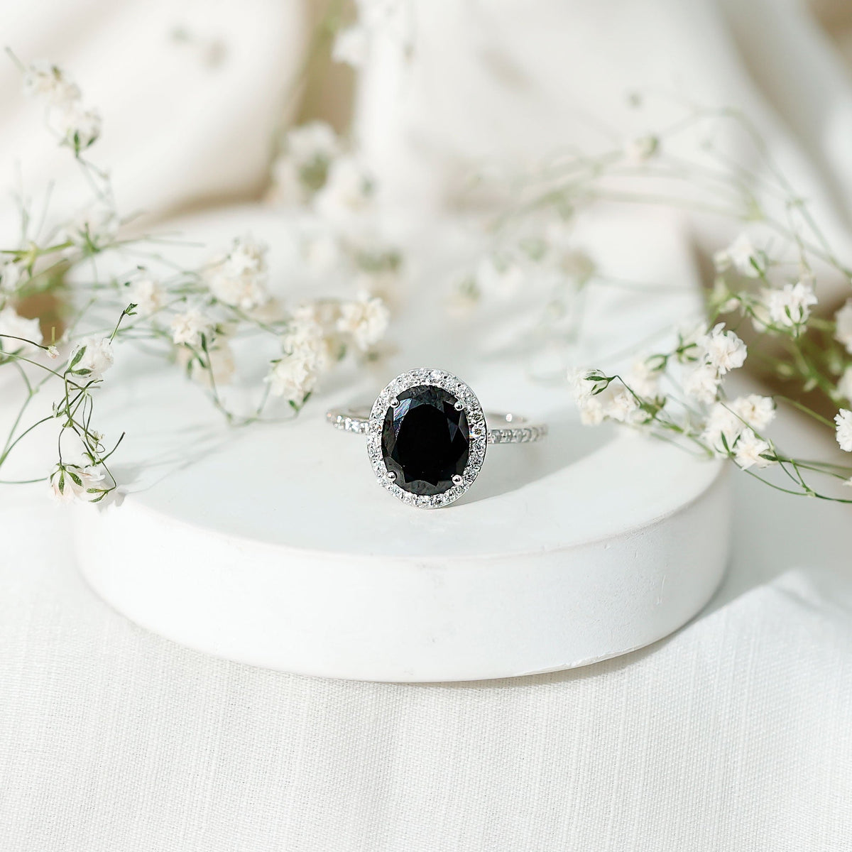 Anillo de compromiso ovalado de diamantes blancos y negros de laboratorio de 4,2 quilates, certificado, con halo