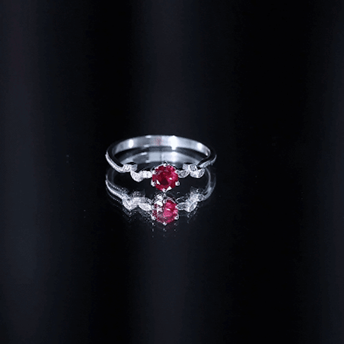 Anillo de promesa de hojas con rubí y diamante creados en laboratorio
