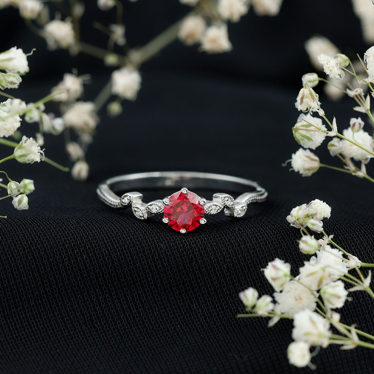 Anillo de promesa de hojas con rubí y diamante creados en laboratorio