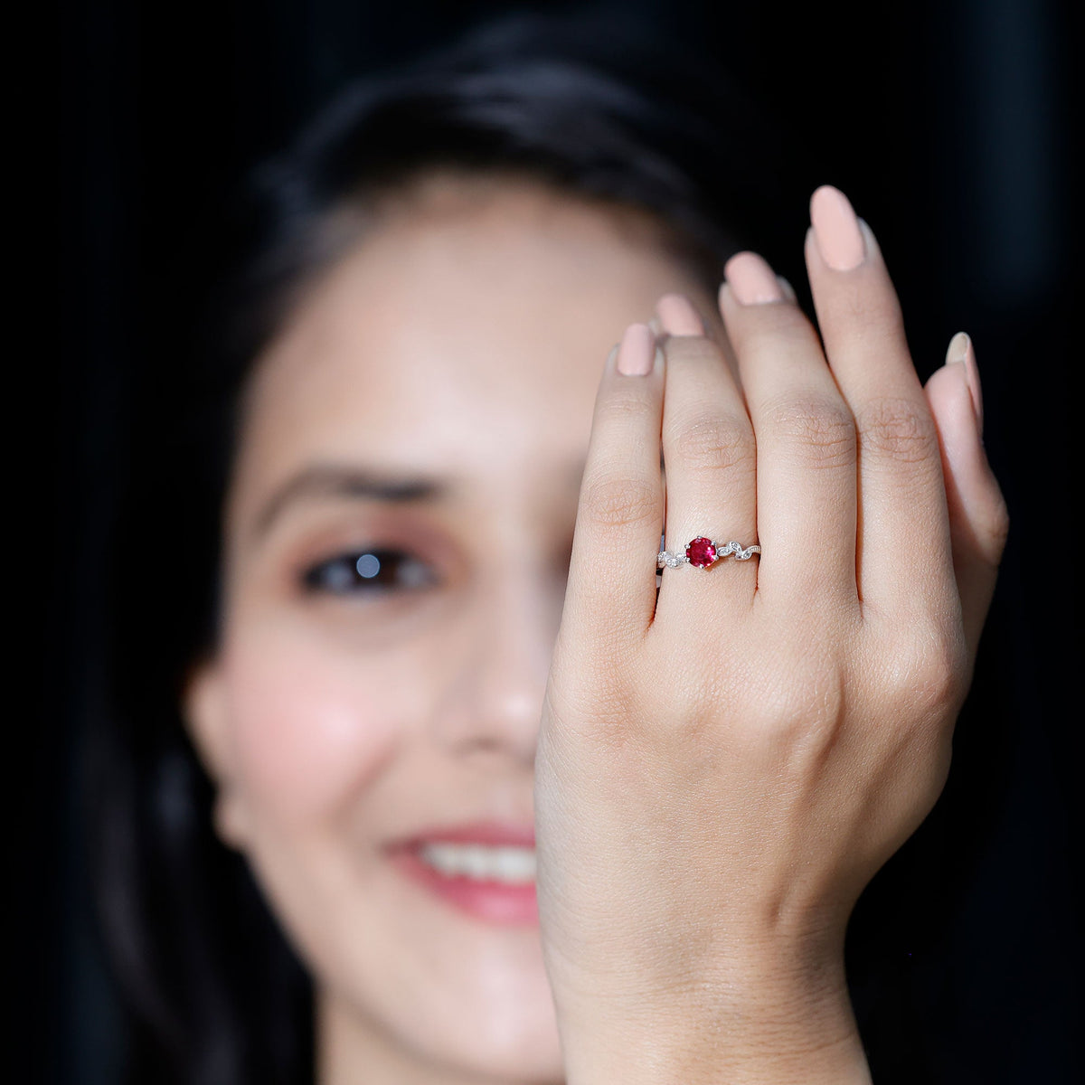 Anillo de promesa de hojas con rubí y diamante creados en laboratorio