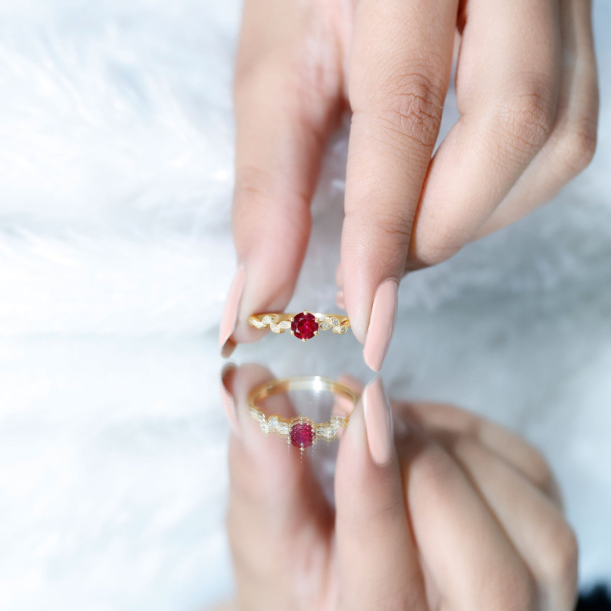 Anillo de promesa de hojas con rubí y diamante creados en laboratorio