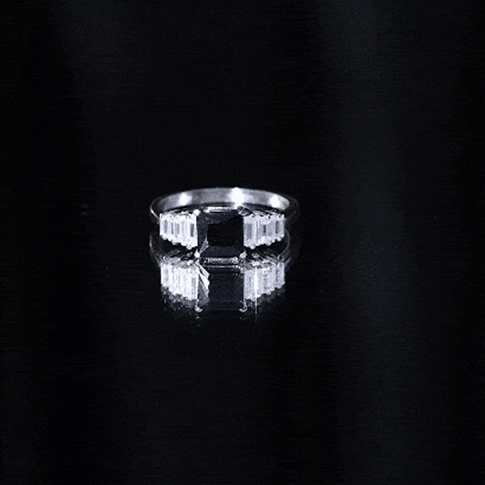 Anillo de Compromiso con Ónix Negro Talla Asscher y Moissanita Baguette