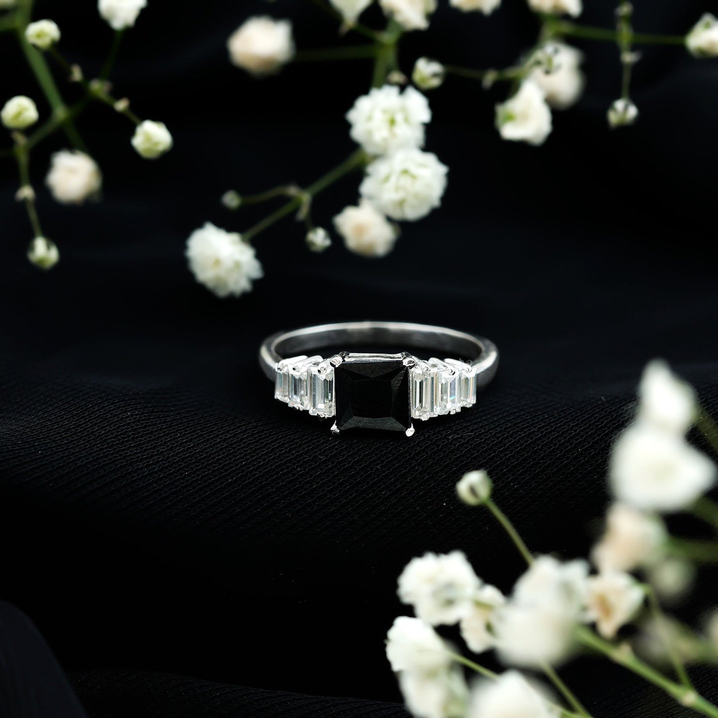 Anillo de Compromiso con Ónix Negro Talla Asscher y Moissanita Baguette