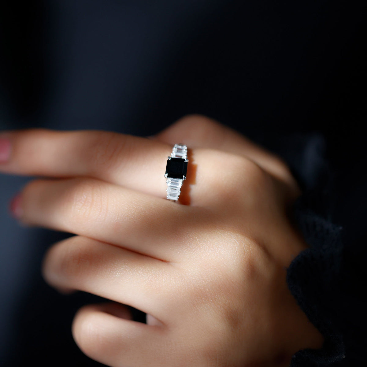 Anillo de Compromiso con Ónix Negro Talla Asscher y Moissanita Baguette
