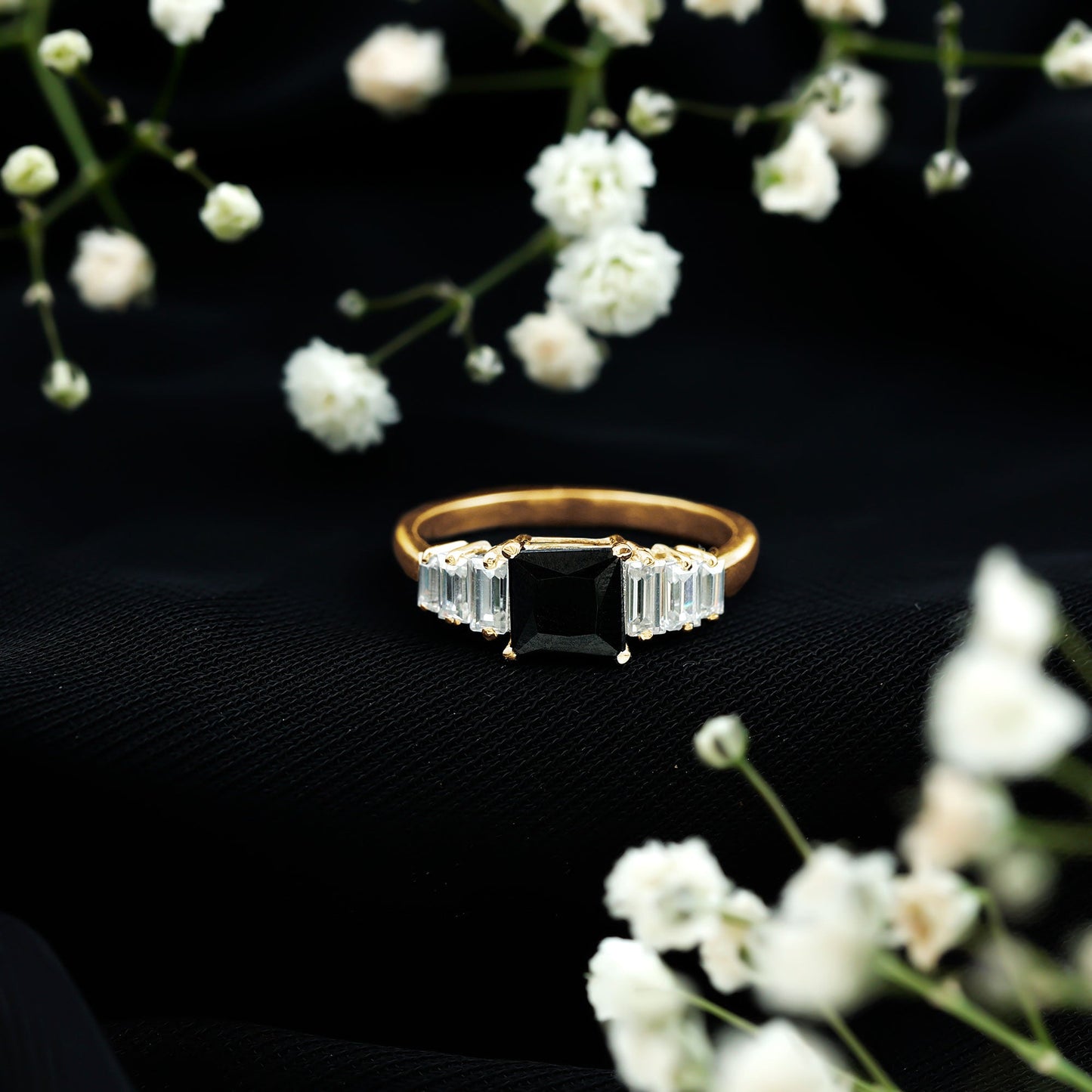 Anillo de Compromiso con Ónix Negro Talla Asscher y Moissanita Baguette