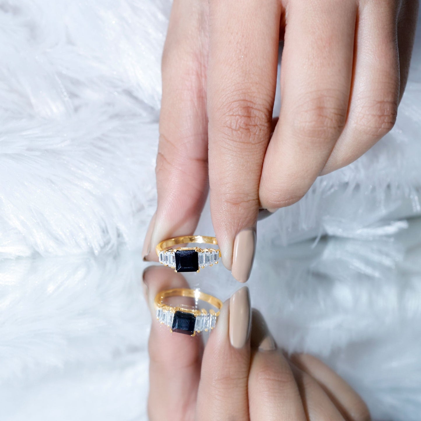 Anillo de Compromiso con Ónix Negro Talla Asscher y Moissanita Baguette