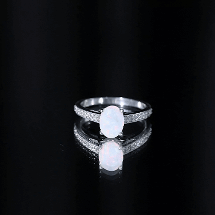 Anillo de Compromiso Ovalado de Ópalo Etíope con Acentos de Diamantes