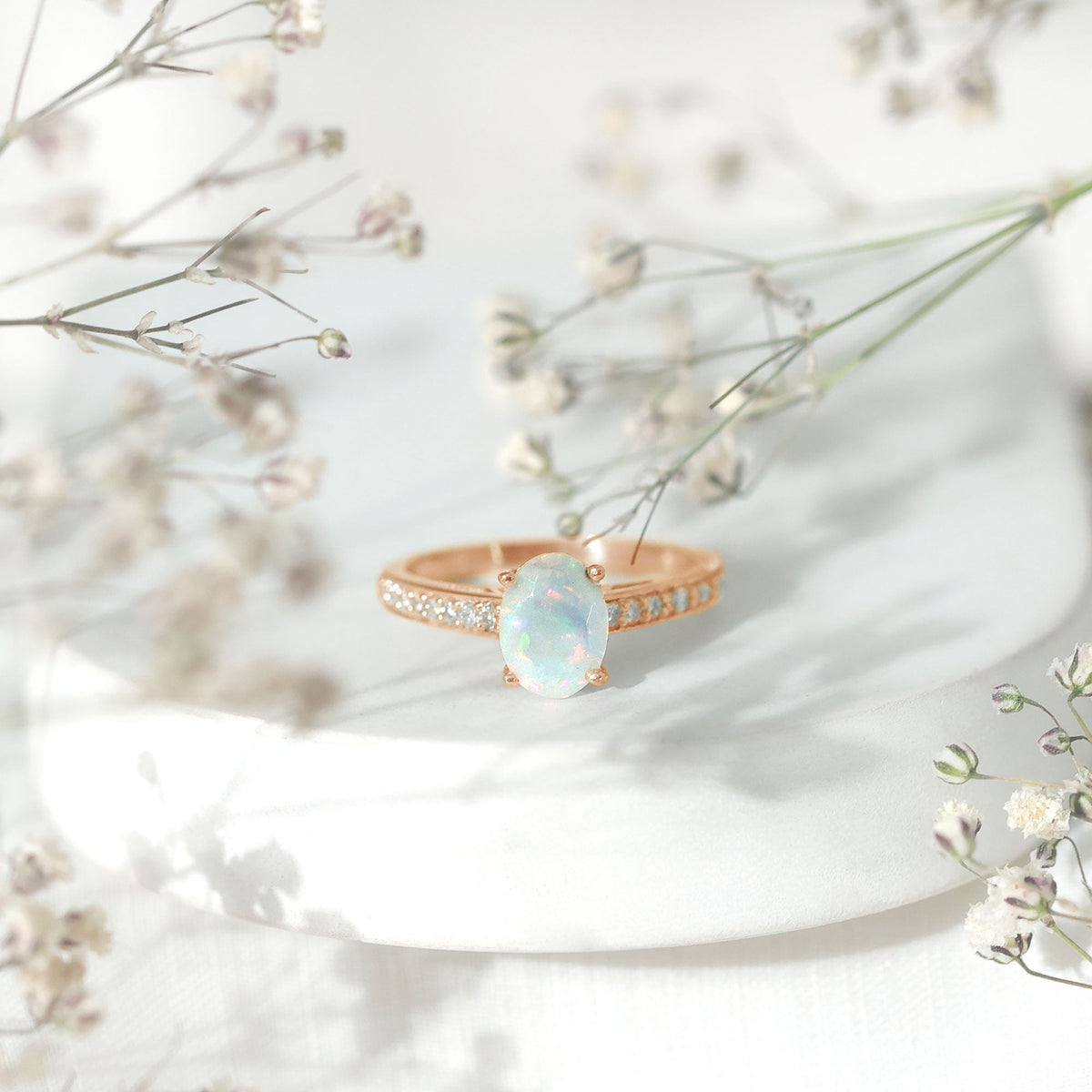 Anillo de Compromiso Ovalado de Ópalo Etíope con Acentos de Diamantes