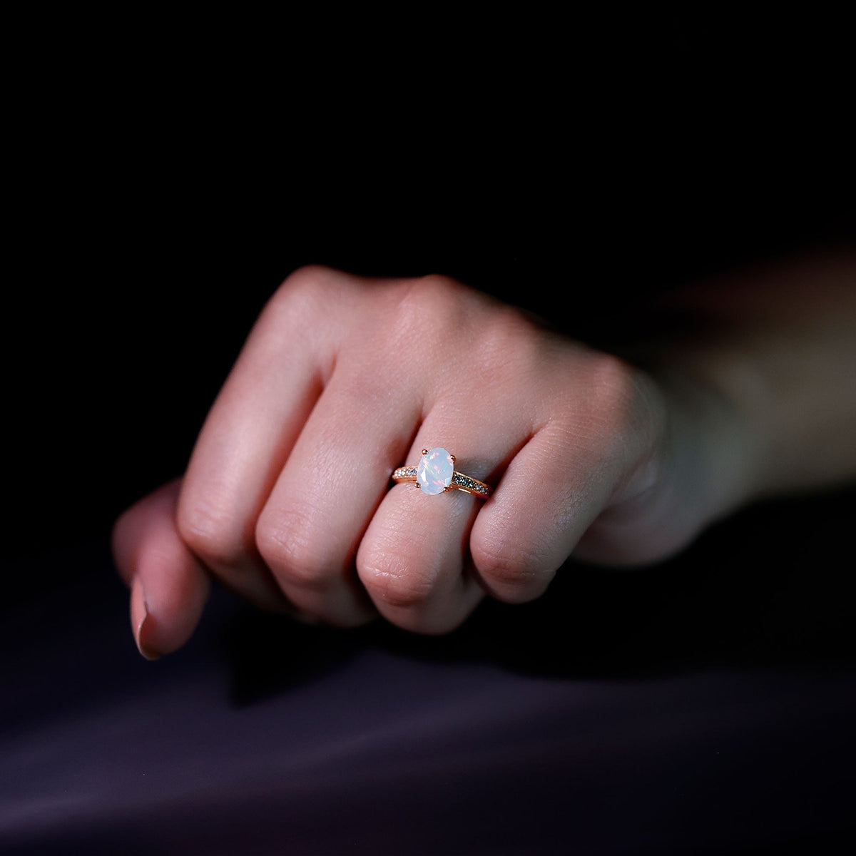 Anillo de Compromiso Ovalado de Ópalo Etíope con Acentos de Diamantes