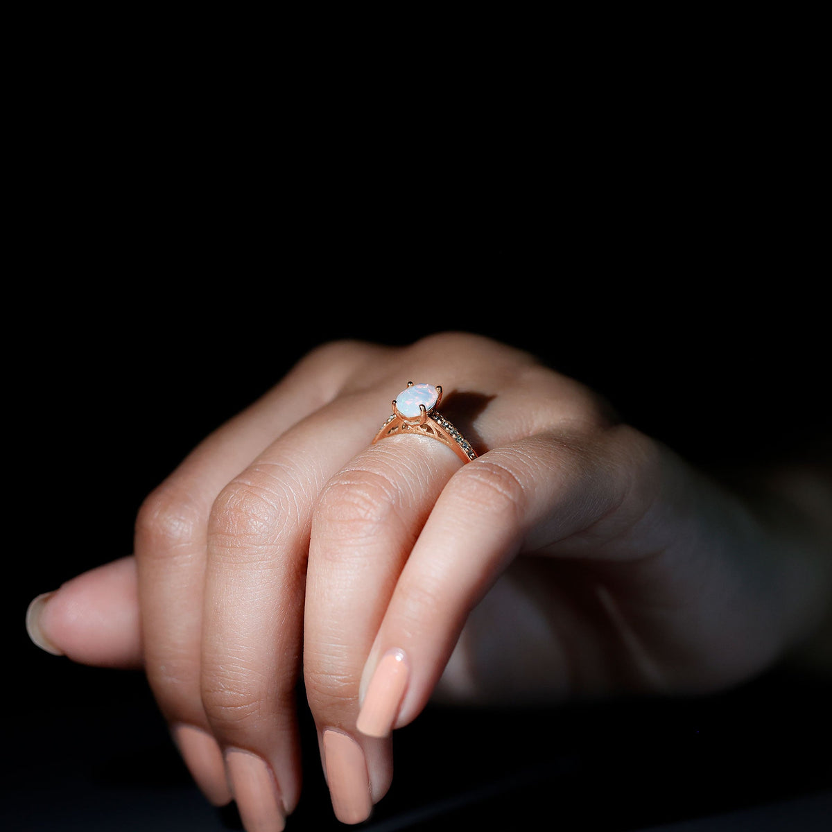 Anillo de Compromiso Ovalado de Ópalo Etíope con Acentos de Diamantes