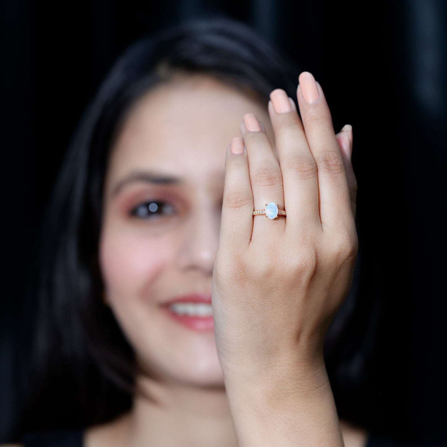 Anillo de Compromiso Ovalado de Ópalo Etíope con Acentos de Diamantes