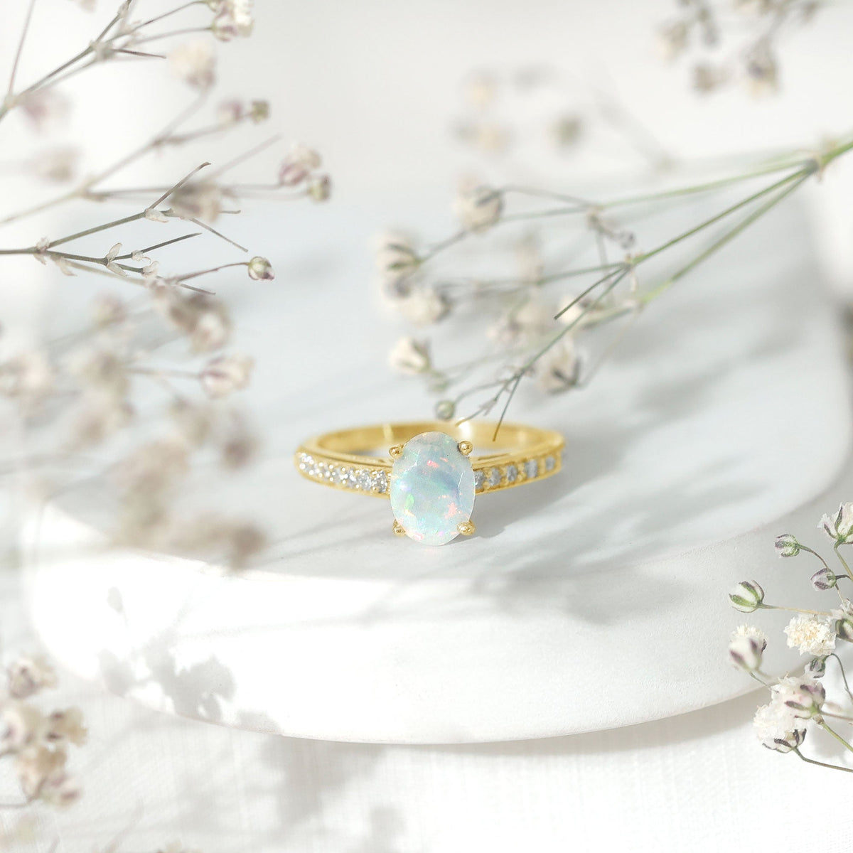 Anillo de Compromiso Ovalado de Ópalo Etíope con Acentos de Diamantes