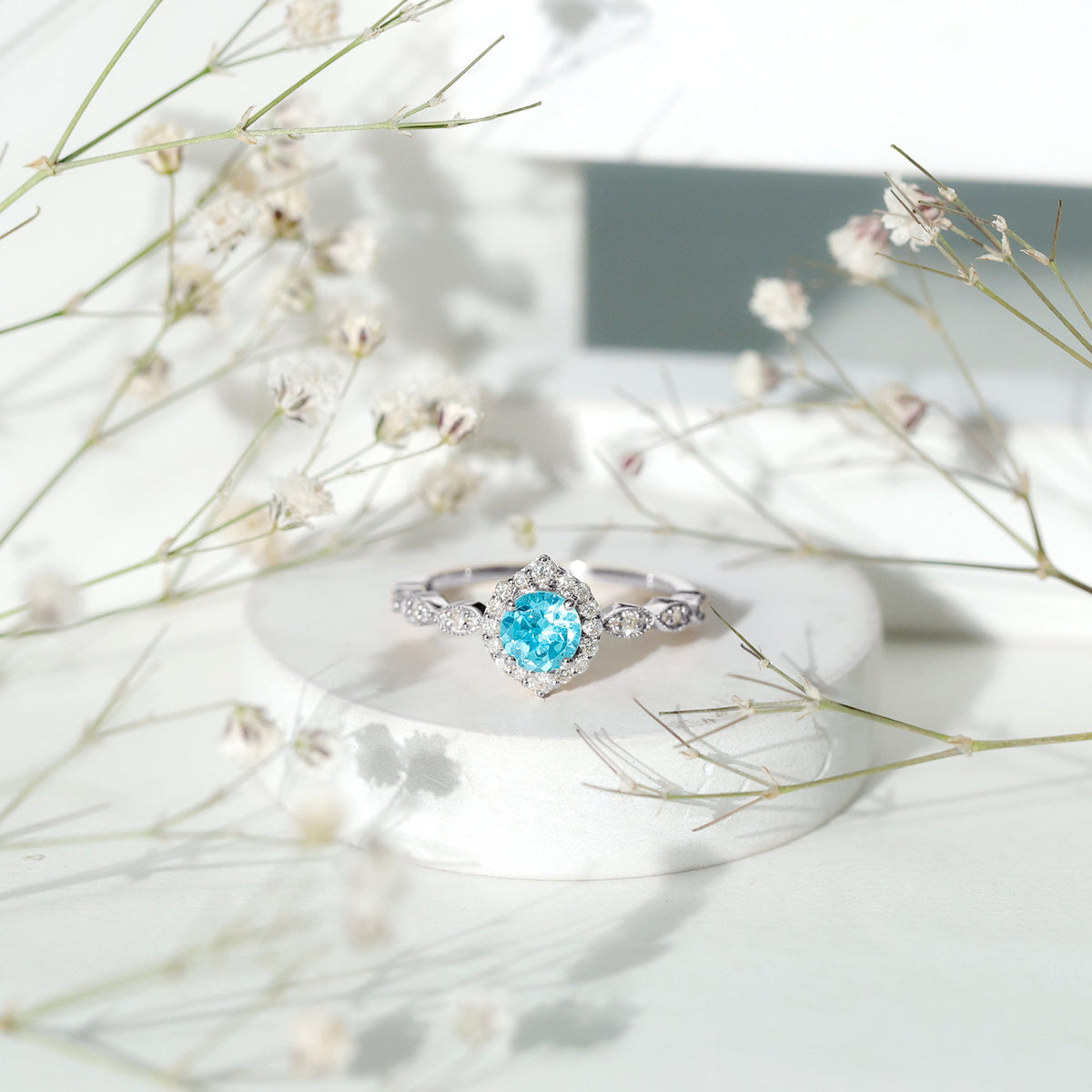 Anillo de compromiso de diseño con aguamarina de 0,8 quilates y diamantes
