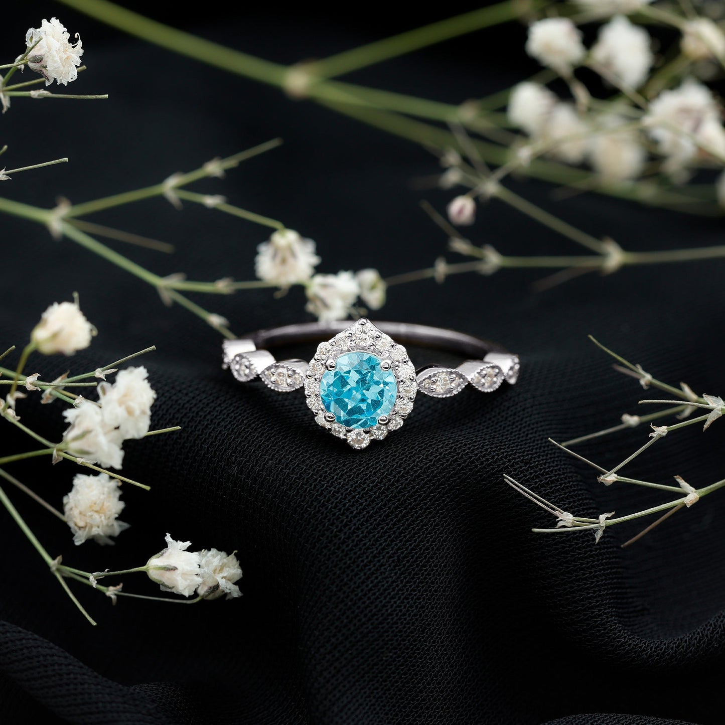 Anillo de compromiso de diseño con aguamarina de 0,8 quilates y diamantes