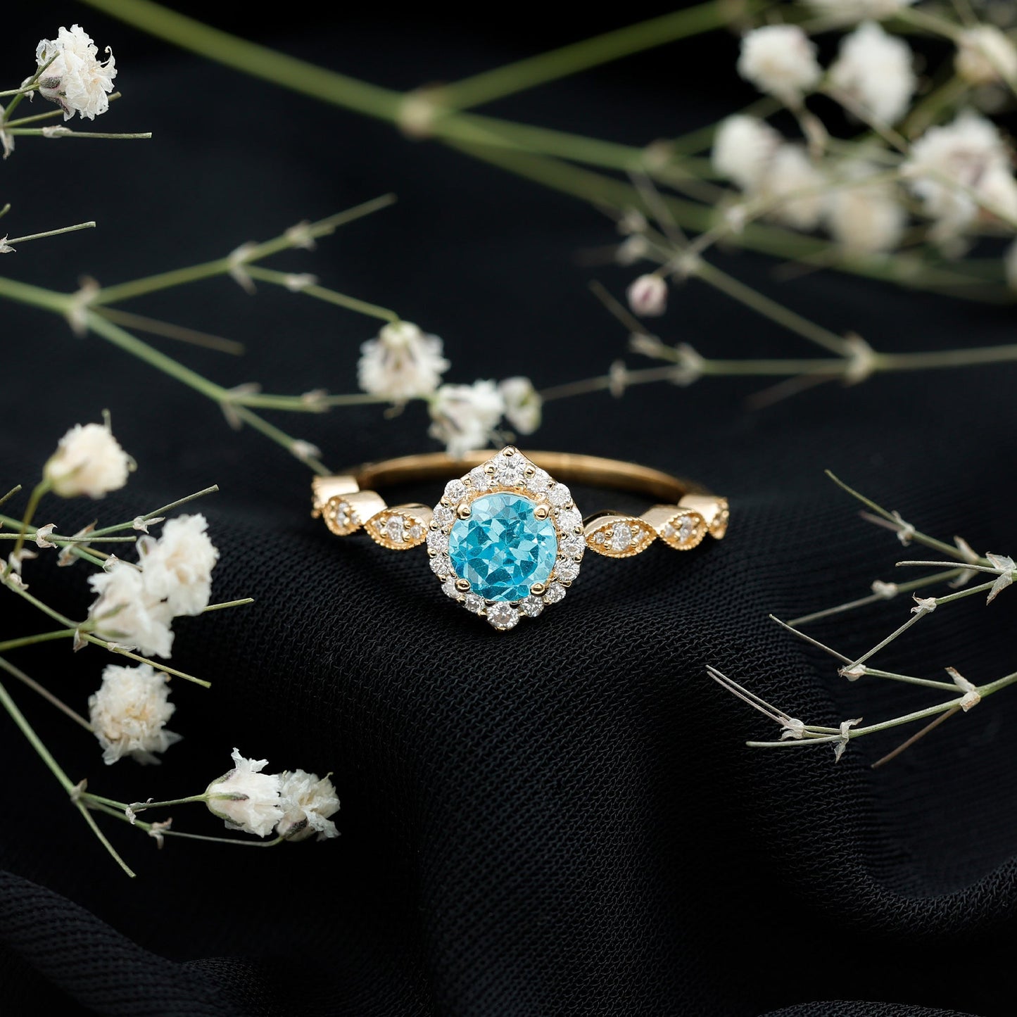 Anillo de compromiso de diseño con aguamarina de 0,8 quilates y diamantes