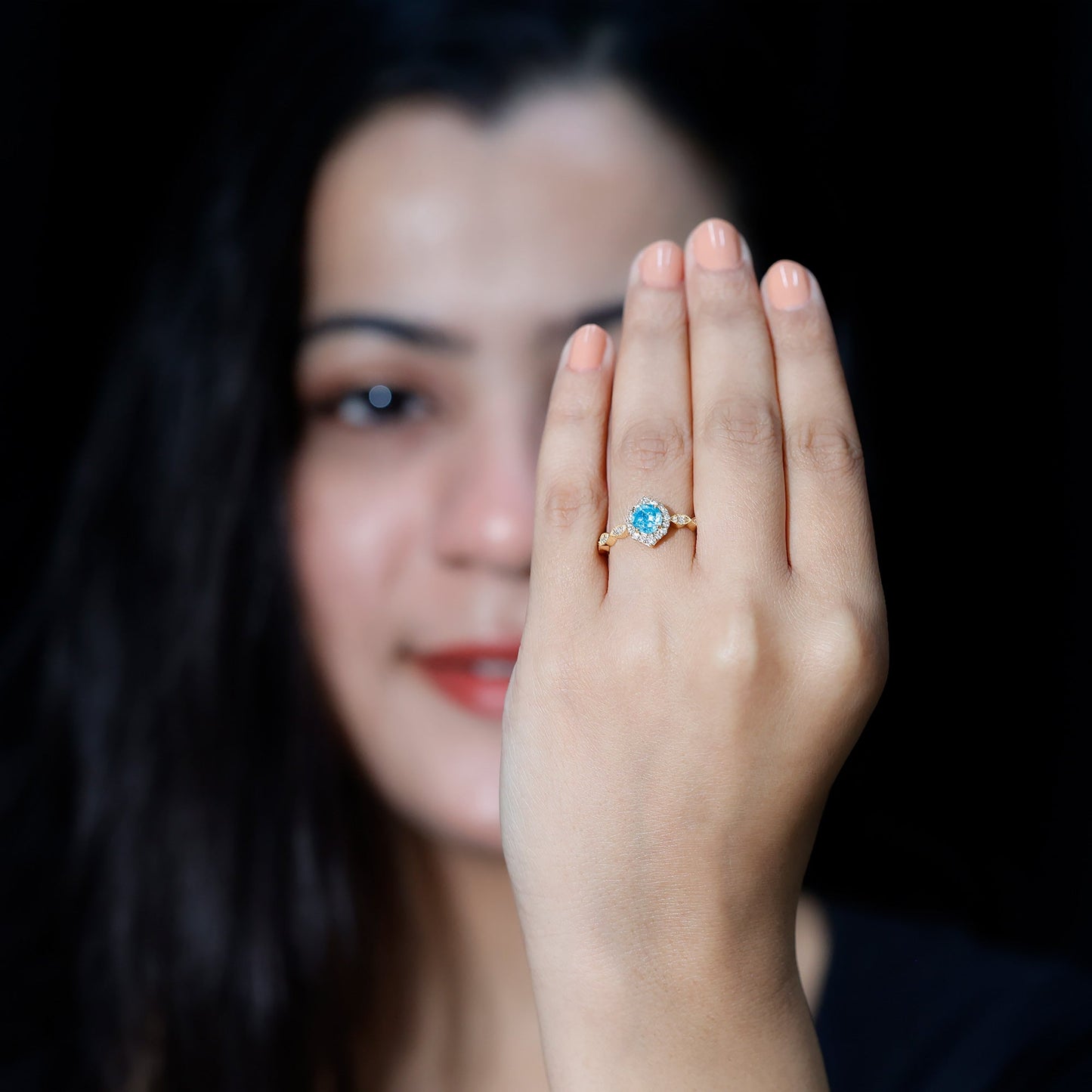 Anillo de compromiso de diseño con aguamarina de 0,8 quilates y diamantes