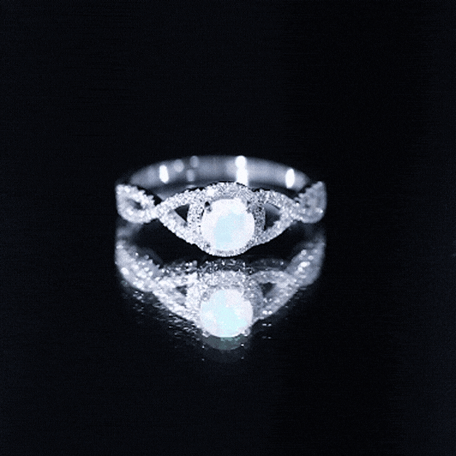 Anillo de compromiso de ópalo etíope natural con diamantes y vástago entrecruzado