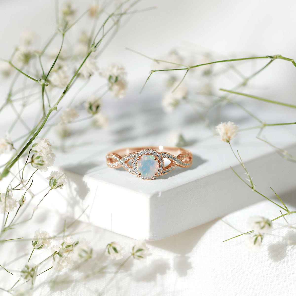 Anillo de compromiso de ópalo etíope natural con diamantes y vástago entrecruzado