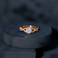Anillo de compromiso de ópalo etíope natural con diamantes y vástago entrecruzado