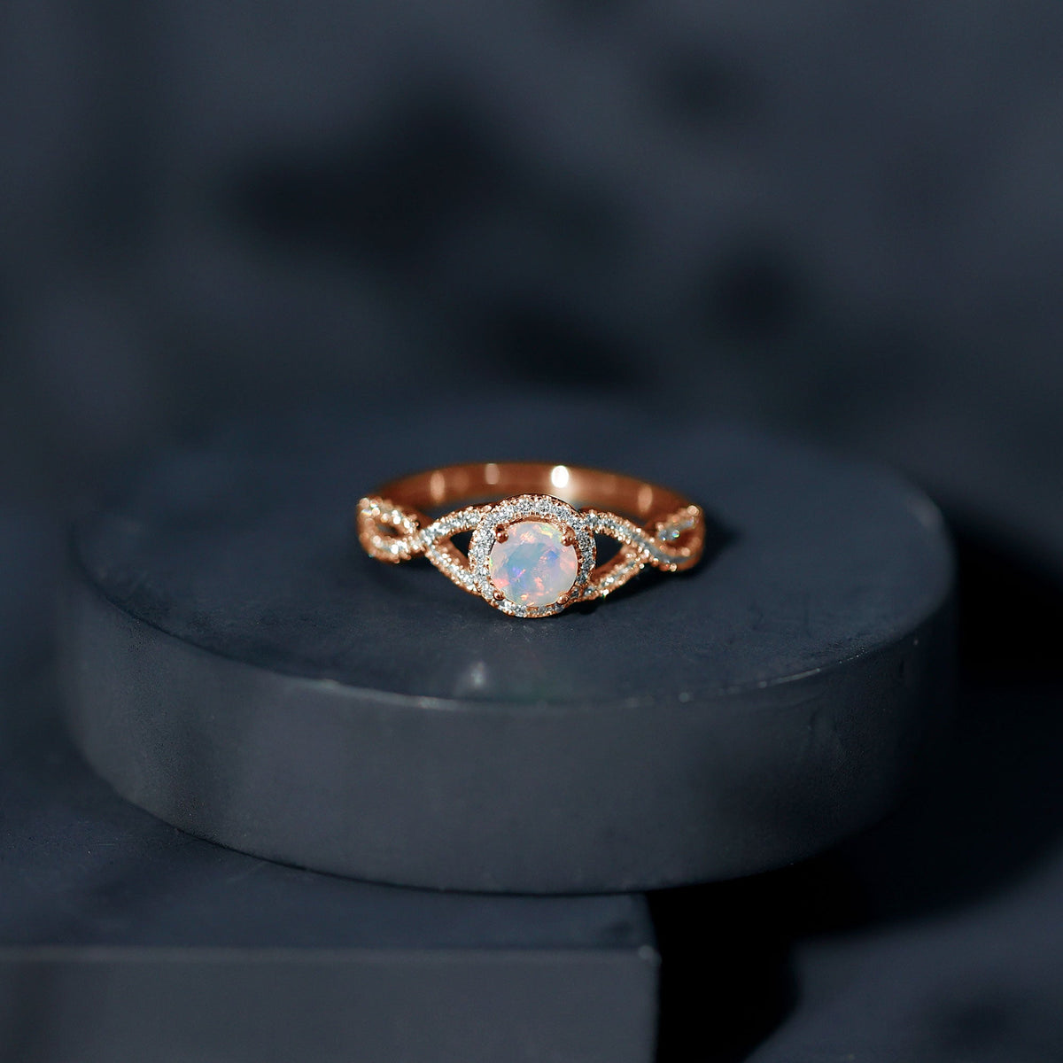 Anillo de compromiso de ópalo etíope natural con diamantes y vástago entrecruzado