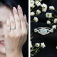 Anillo de compromiso de ópalo etíope natural con diamantes y vástago entrecruzado