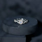 Anillo de compromiso de ópalo etíope natural con diamantes y vástago entrecruzado