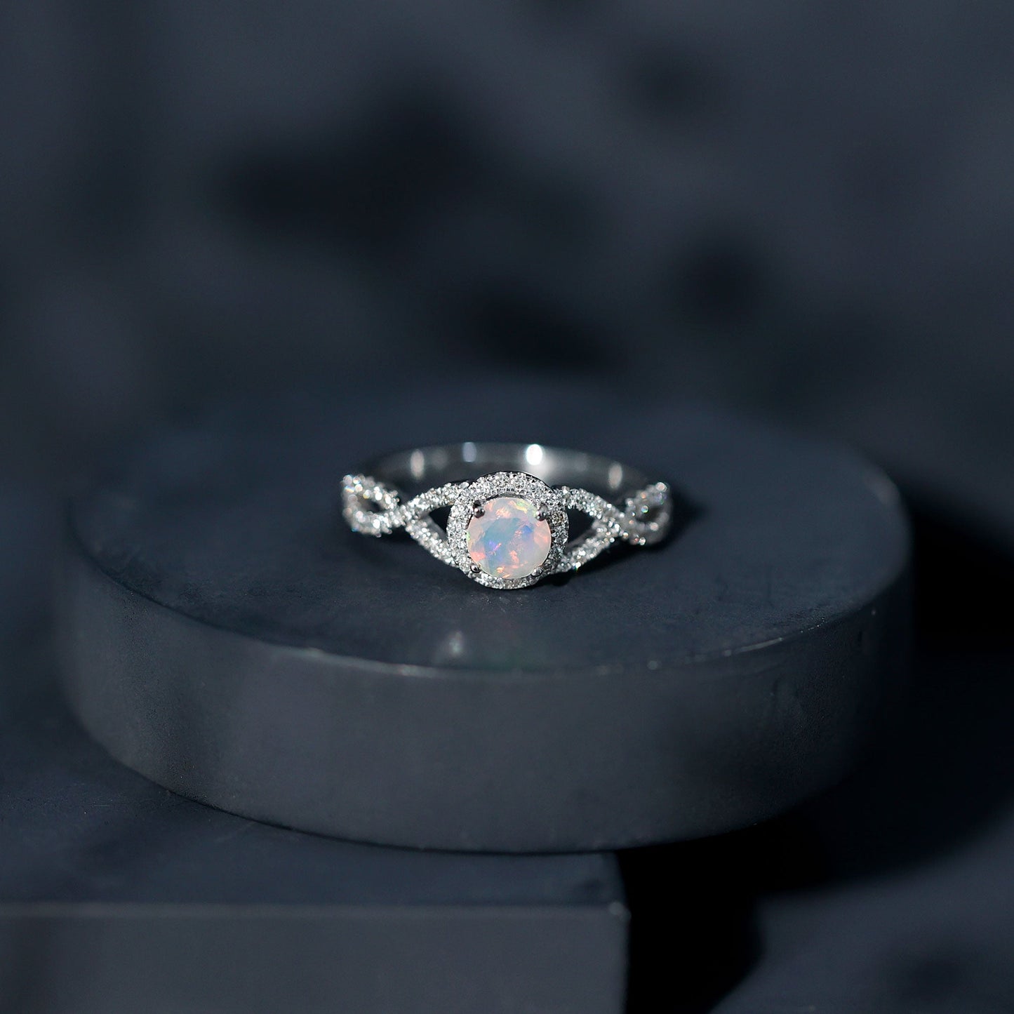 Anillo de compromiso de ópalo etíope natural con diamantes y vástago entrecruzado