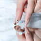 Anillo de compromiso de ópalo etíope natural con diamantes y vástago entrecruzado