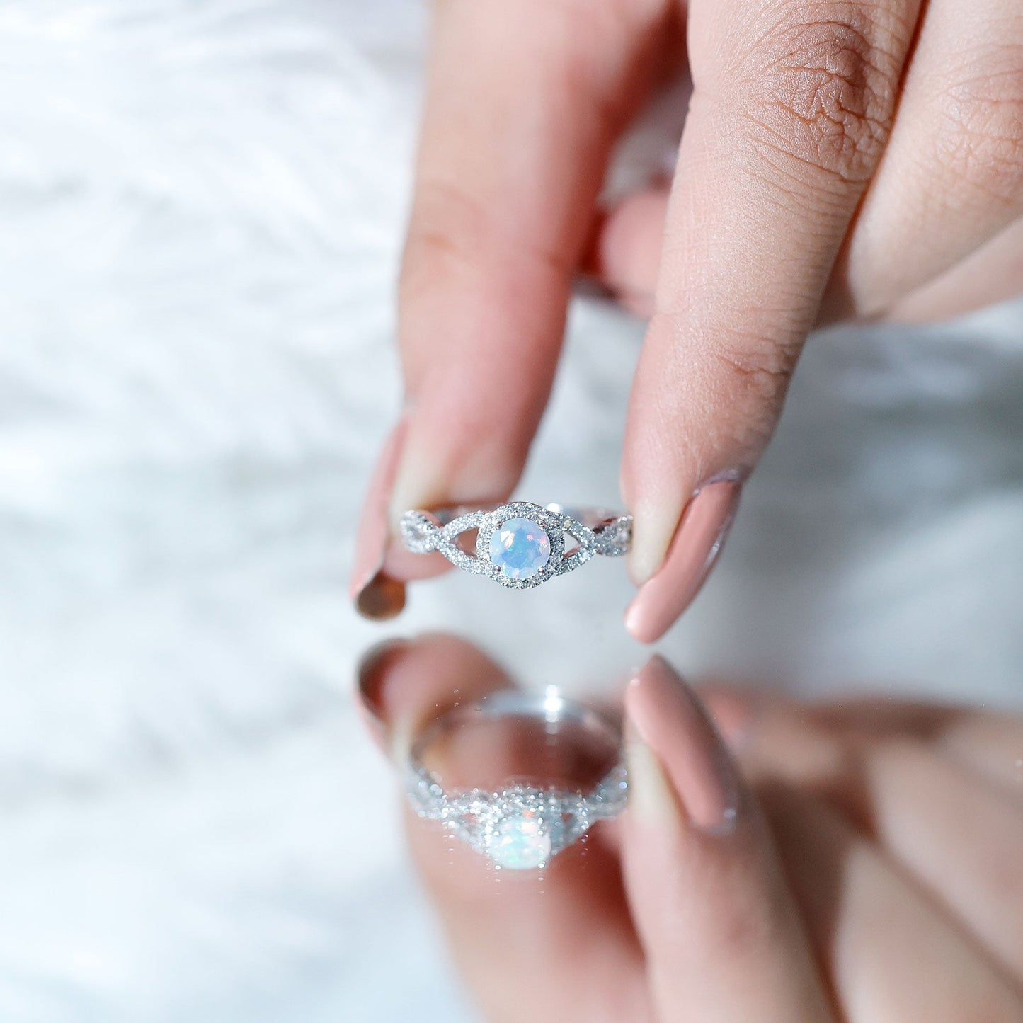 Anillo de compromiso de ópalo etíope natural con diamantes y vástago entrecruzado