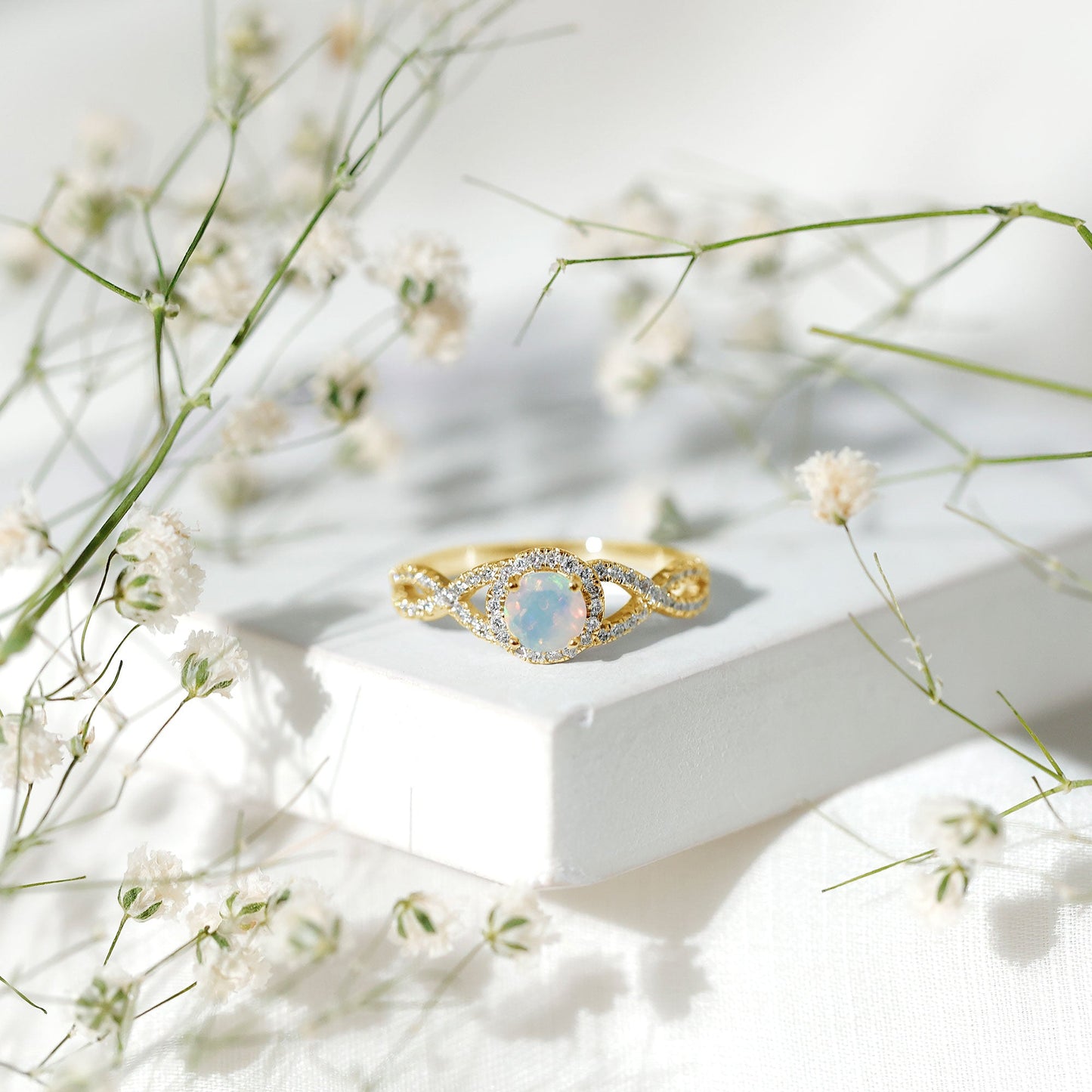 Anillo de compromiso de ópalo etíope natural con diamantes y vástago entrecruzado