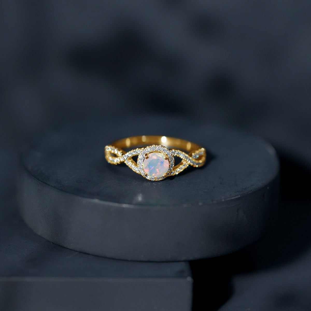 Anillo de compromiso de ópalo etíope natural con diamantes y vástago entrecruzado