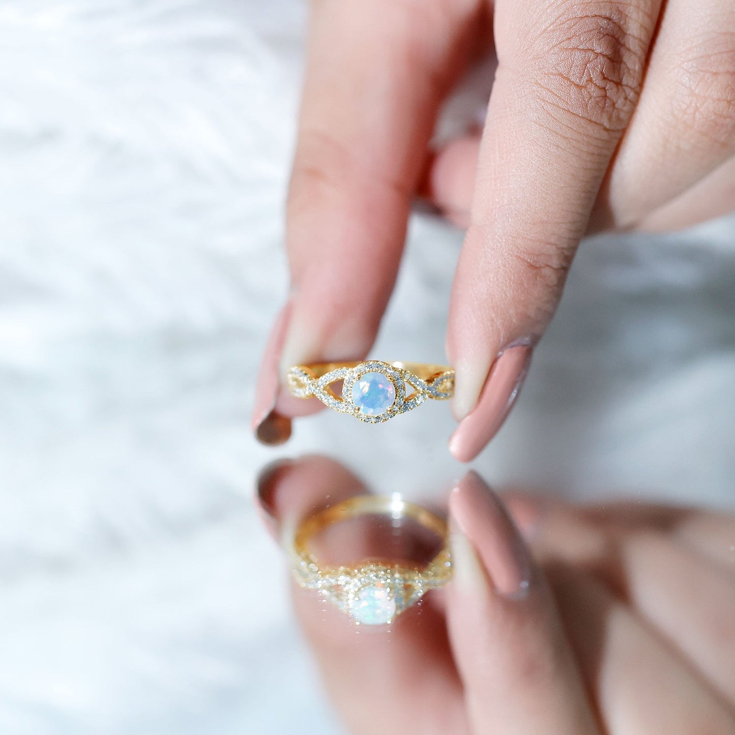 Anillo de compromiso de ópalo etíope natural con diamantes y vástago entrecruzado